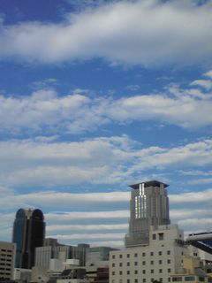 2009年10月、大阪市北区に浮かんだ「地震雲」